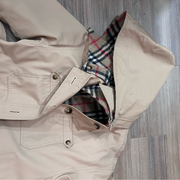 Vintage Trenchcoat size 11/12 lined. - Picture 5 of 10